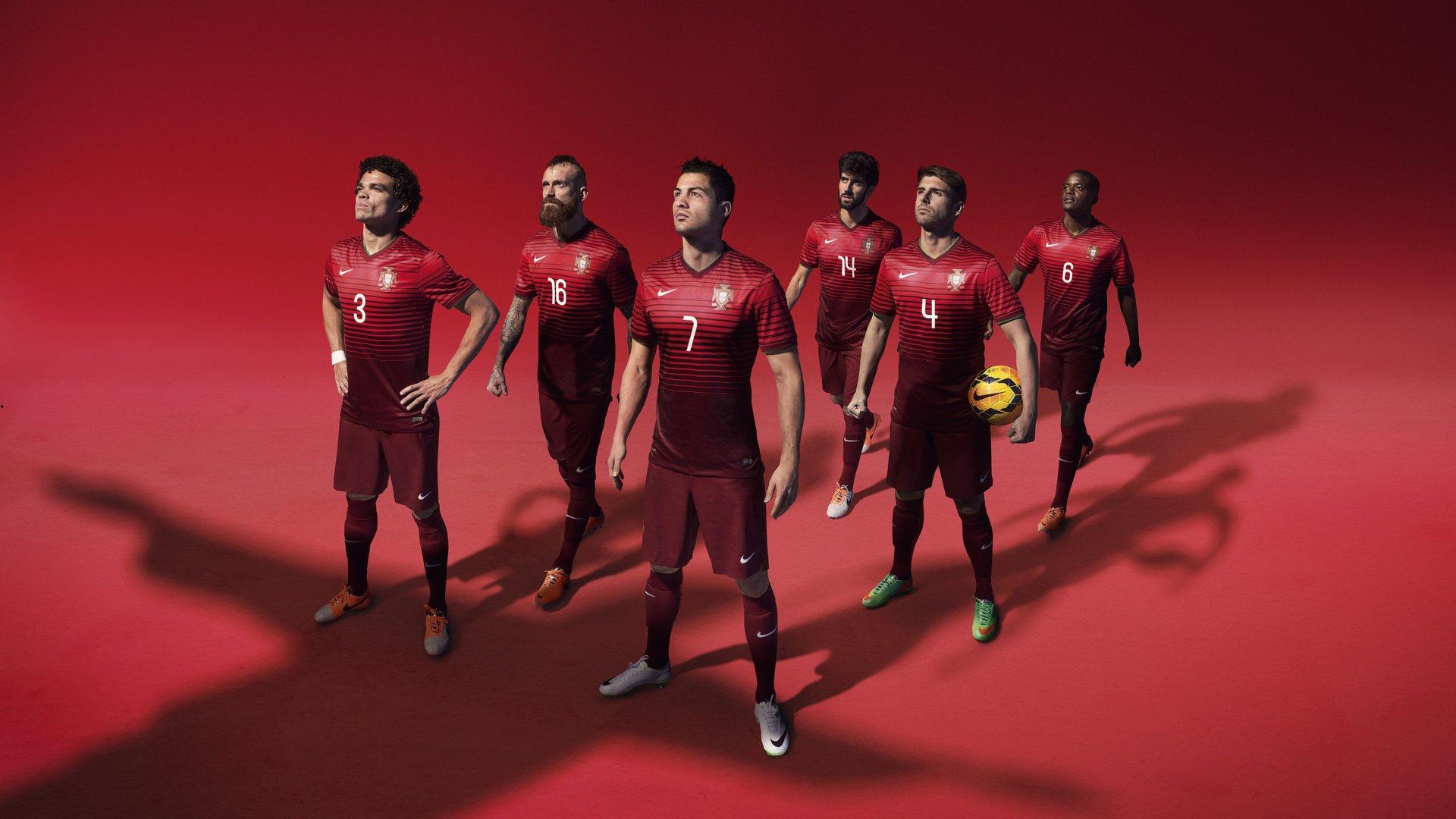 冰球联赛激战正酣，强队对决引爆球迷热情，新秀表现抢眼