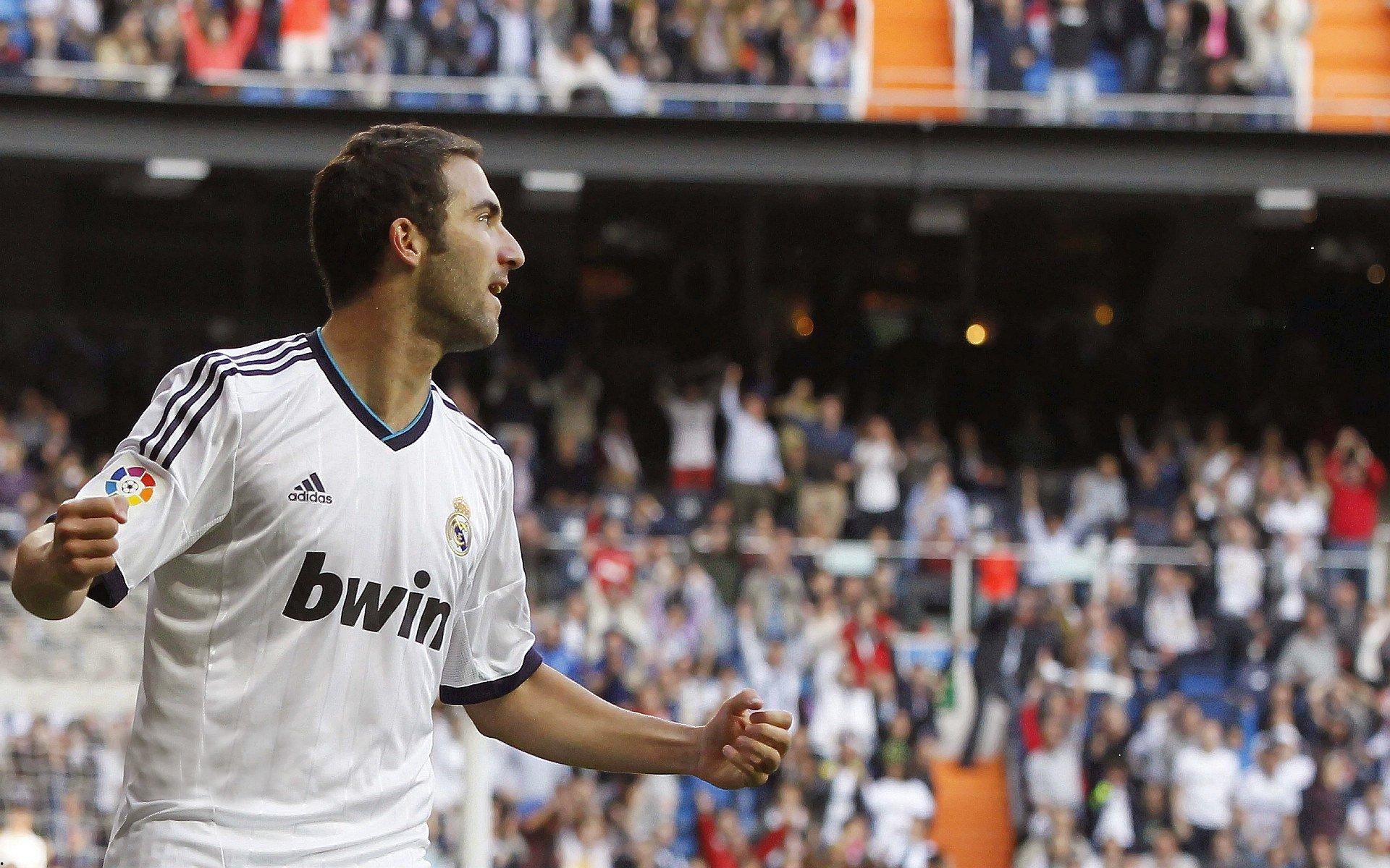 皇家马德里逆转巴塞罗那登顶西甲积分榜