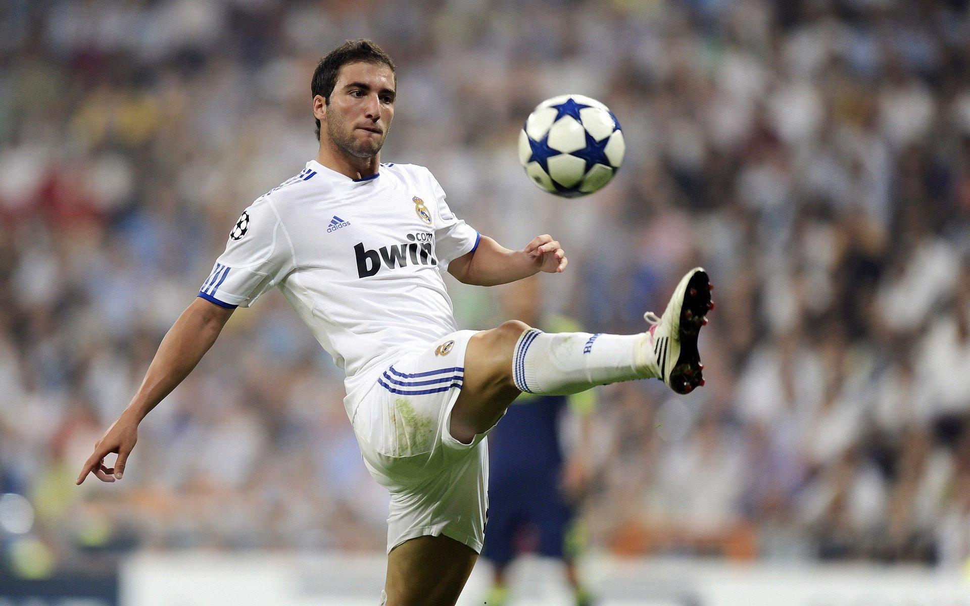 欧冠决赛巅峰对决，皇家马德里加时绝杀利物浦，第15次捧起大耳朵杯